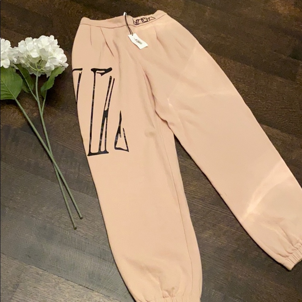 Zendaya sweat pants.